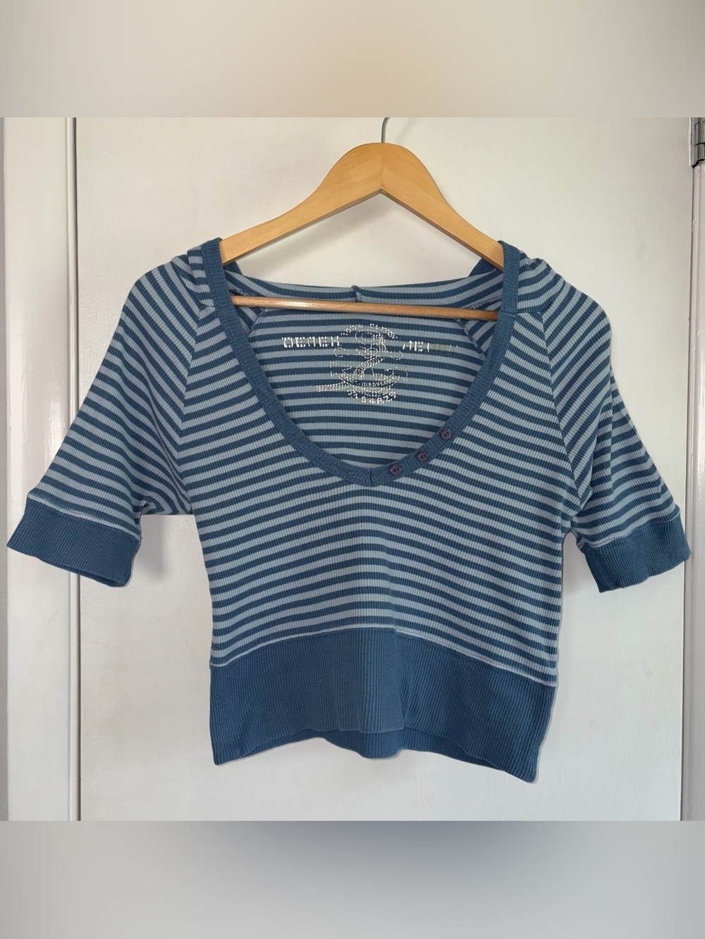 Derek Heart Y2K Cropped Hooded Henley. Blue stripes. Size: Medium.